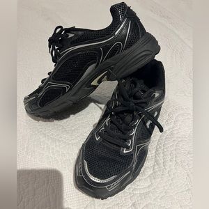 Black women’s Fila tennis shoes